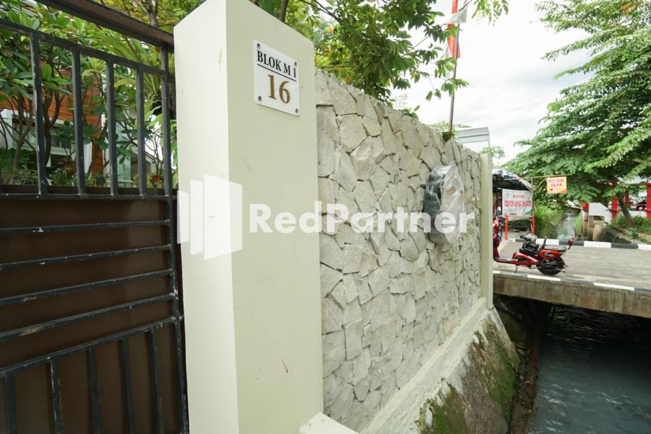 Hotel Fazza Syariah Mitra Reddoorz Yakarta Exterior foto