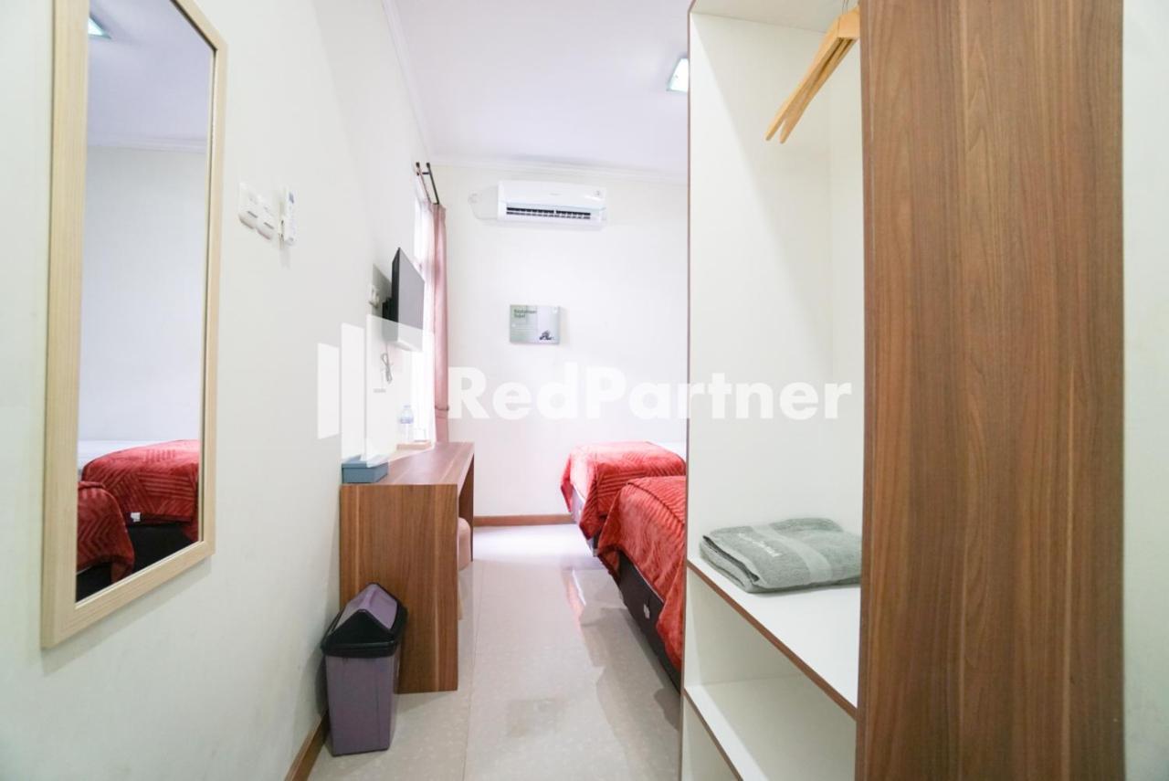 Hotel Fazza Syariah Mitra Reddoorz Yakarta Exterior foto