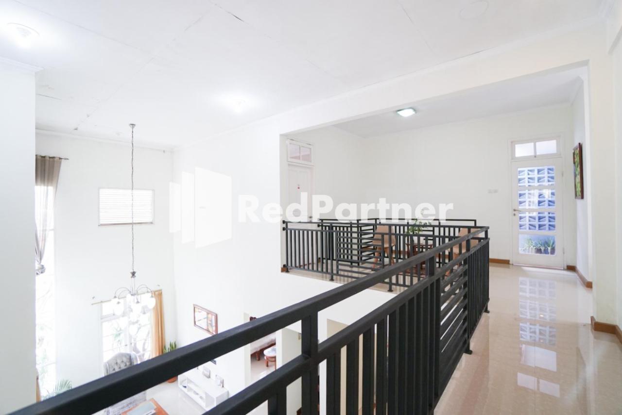 Hotel Fazza Syariah Mitra Reddoorz Yakarta Exterior foto